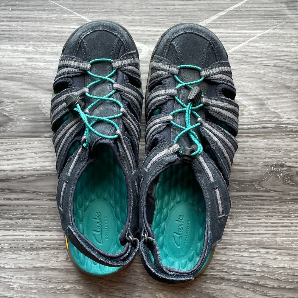 Clarks Black &Teal Strappy sporty closed-toe fisherman-style sandals. Size 7.5
